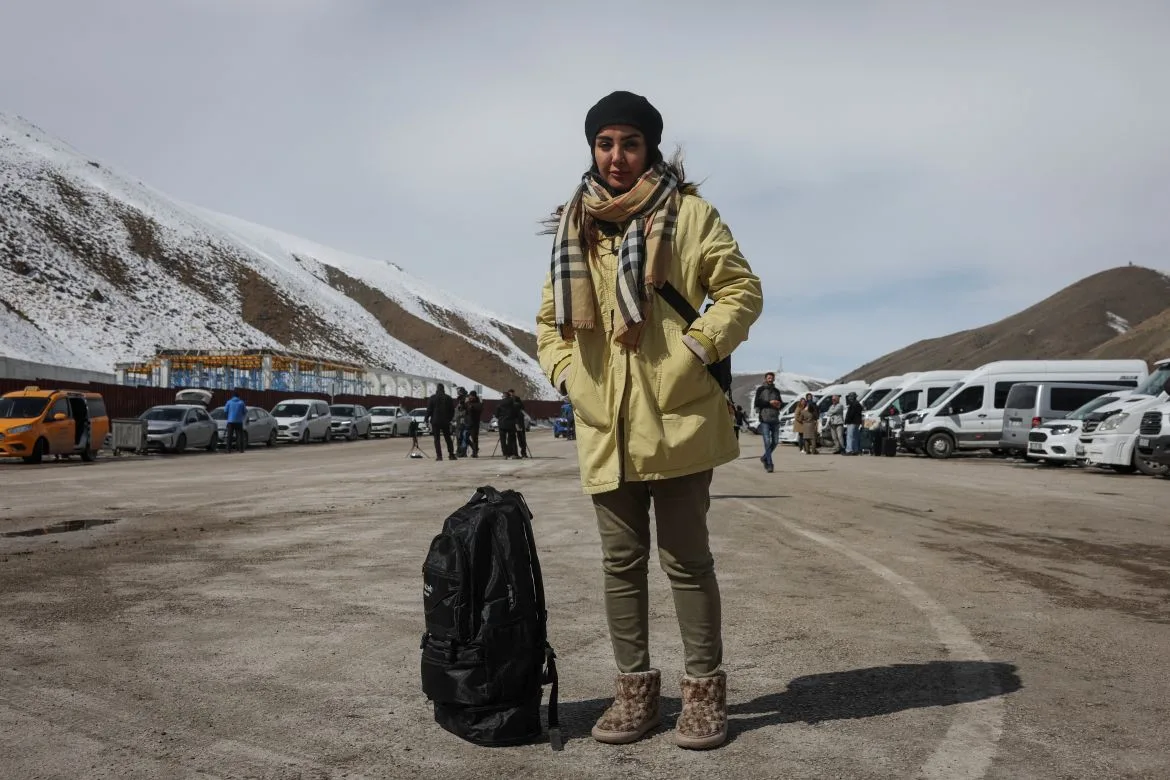 Refugees Fleeing Bombardment Cross Iran-Turkey Border in Desperation