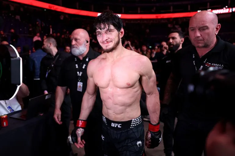 Movsar Evloev's Relentless Perseverance Pays Off in Thrilling UFC Fight Night 270 Victory Over Lerone Murphy, Setting Stage for Volkanovski Clash