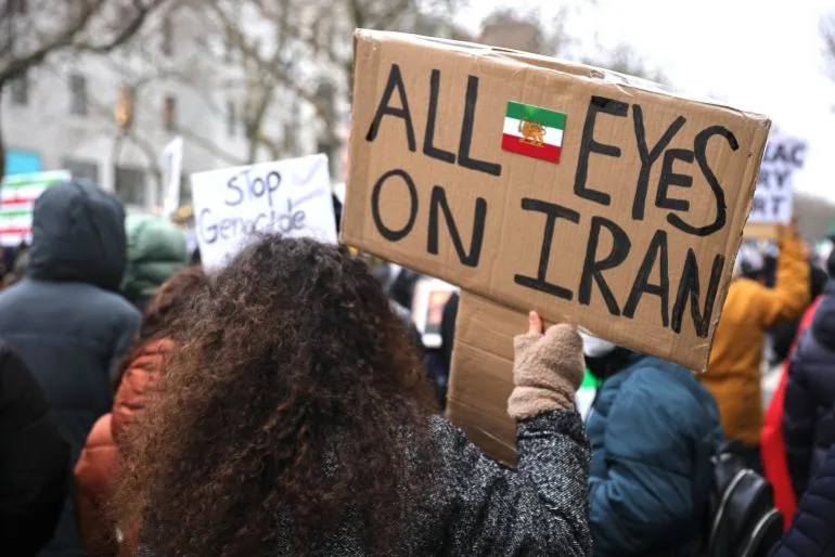 Trump Admits U.S.-Backed Kurdish Groups Supplied Weapons to Iran Protesters, Reigniting Diplomatic Tensions Amid Ongoing Conflict