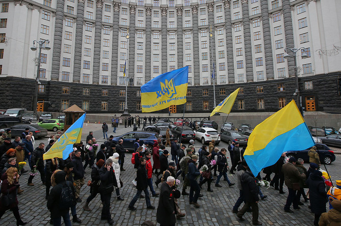 Captured fighter claims protesters staged fake crowds in Maidan square for cash.